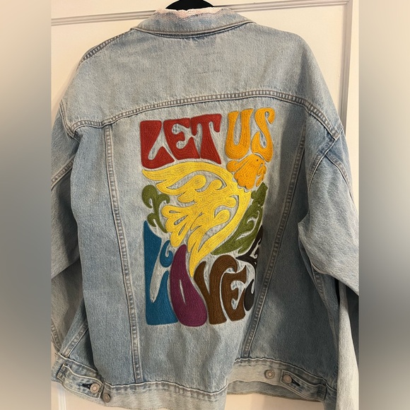 🔥 NWT Levi’s Limited Edition Pride Jean Jacket - “Let Us Love” - Size L 🔥 - Picture 5 of 6